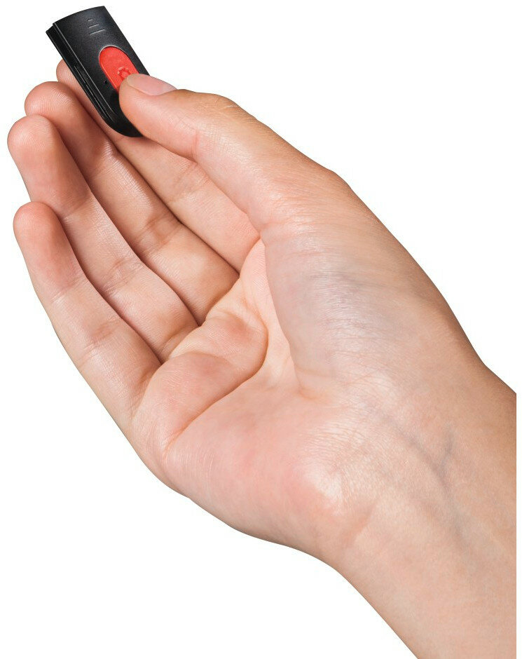 Dłoń trzymająca czarny pendrive USB z czerwonym przyciskiem. Białe tło.