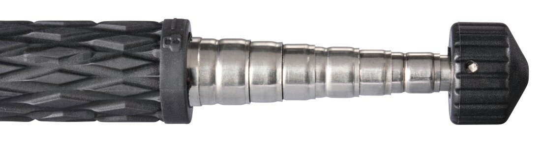 Czarny pałka teleskopowa, z teksturowanym uchwytem i metalowymi sekcjami.