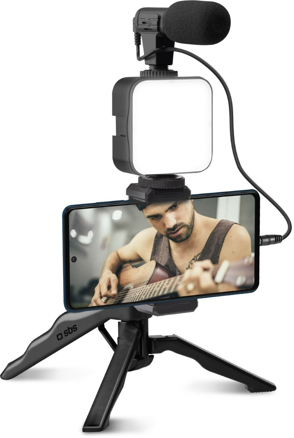 Mężczyzna filmuje telefonem, światło, mikrofon na statywie. Studio.