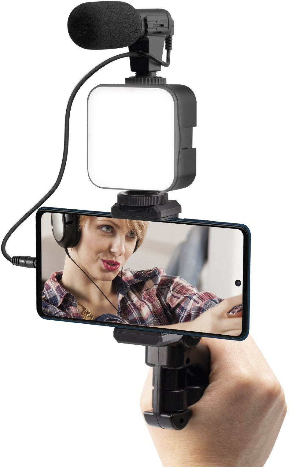 Osoba trzymająca smartfon z dołączonym mikrofonem i światłem.