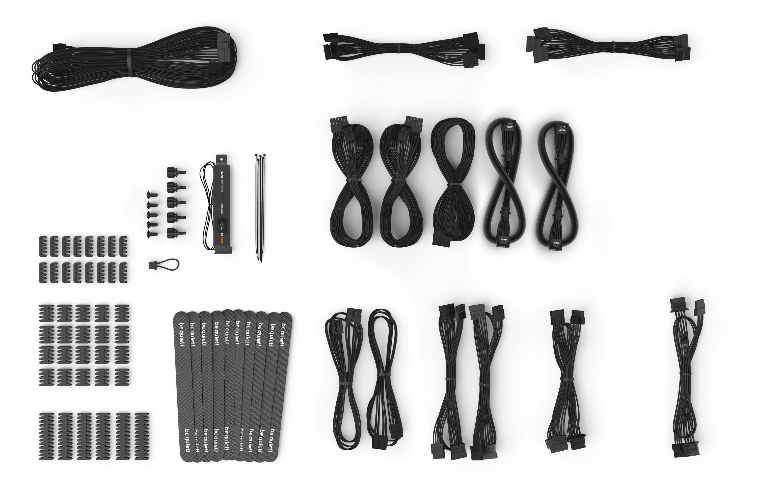 Eine Sammlung schwarzer PC-Netzteilkabel und Zubehörteile auf Weiß.