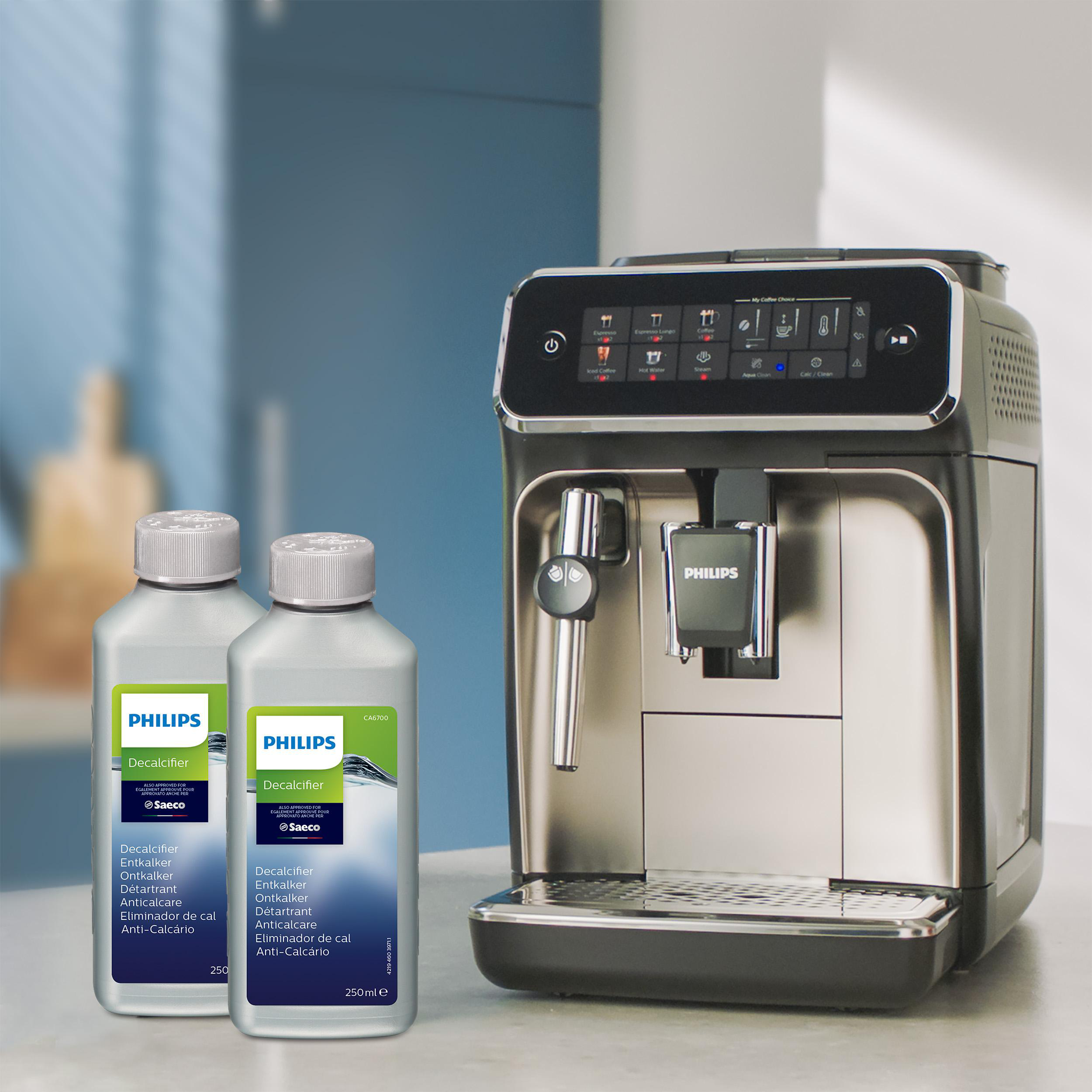 Eine Kaffeemaschine mit zwei Entkalkerflaschen. Die Maschine ist schwarz und silber mit einem Bildschirm.