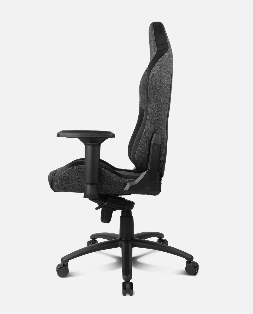 Silla gaming gris y negra. Tiene respaldo alto, reposabrazos y base negra con ruedas.