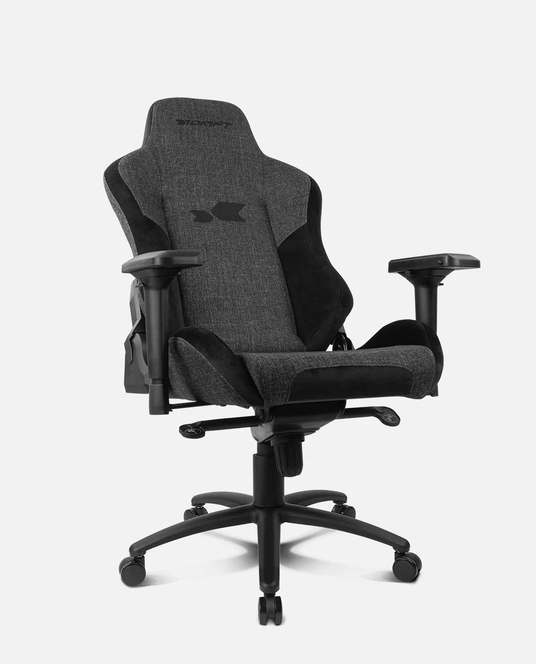 Una silla gaming gris y negra con logo en el reposacabezas, sobre fondo blanco.