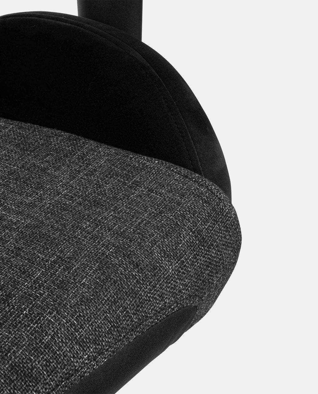 Primer plano del respaldo de una silla negra y gris, mostrando la textura de la tela.