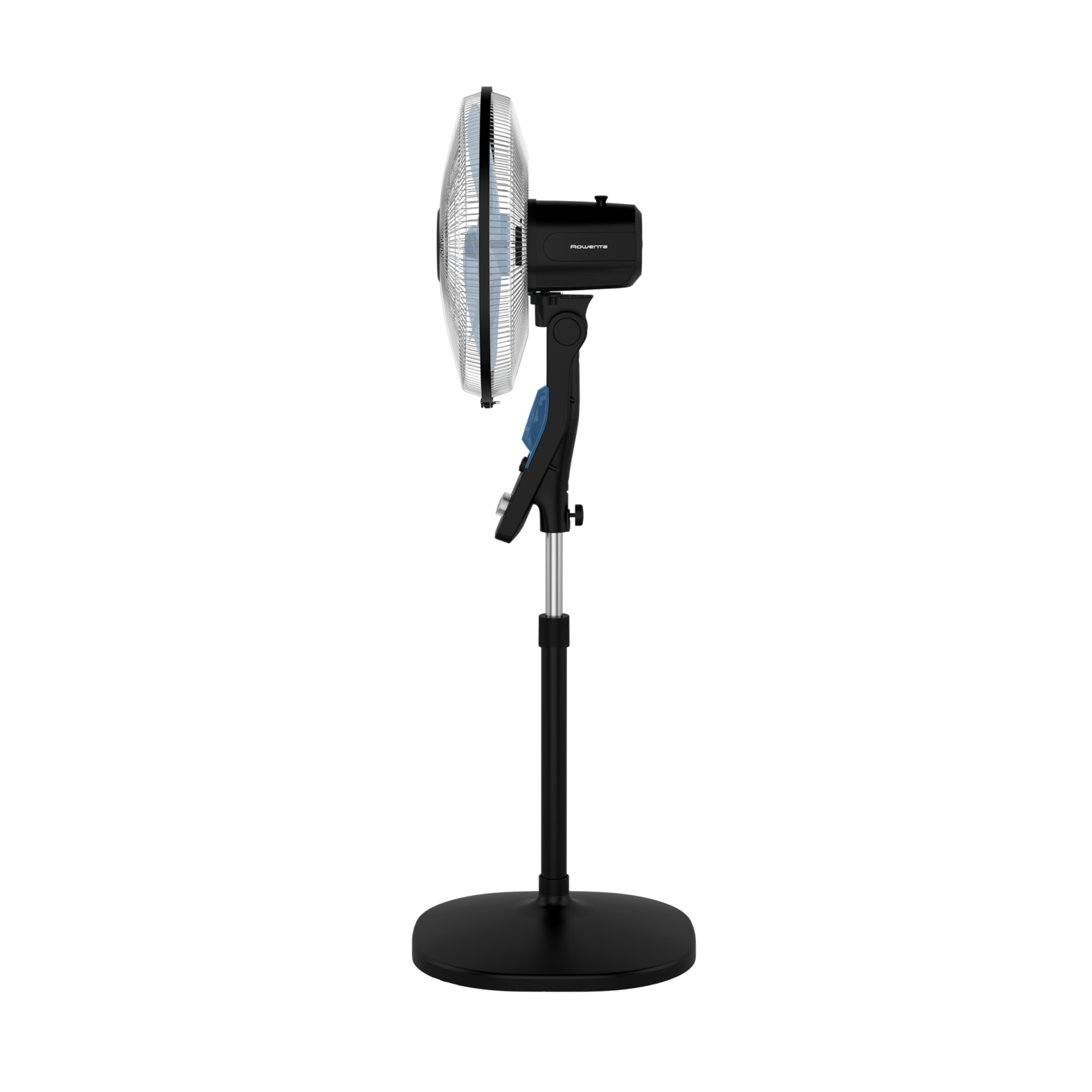 Ventilador de pie negro y plateado sobre fondo blanco.