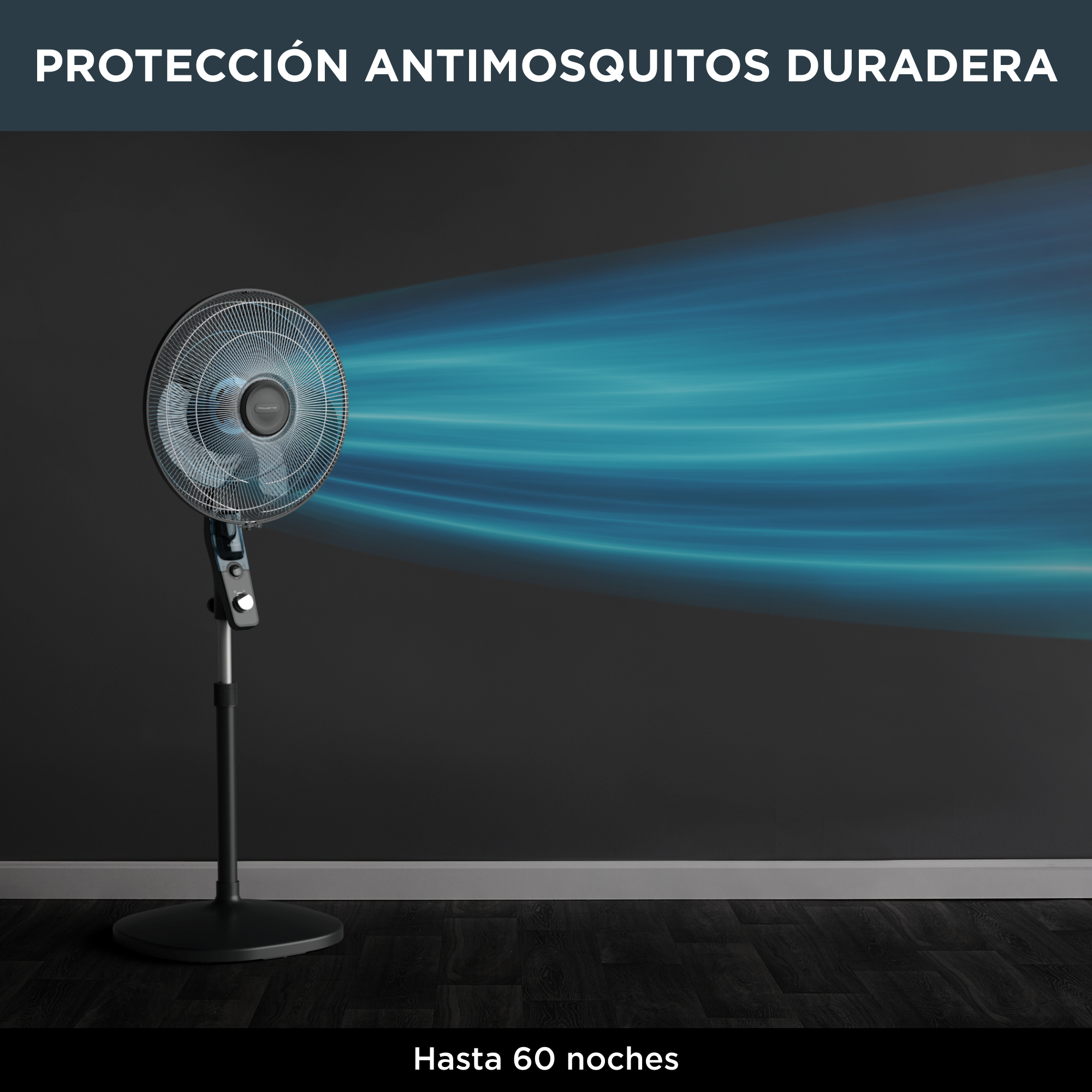 Un ventilador de pie negro con flujo de aire azul. El fondo es una pared oscura y un suelo blanco.