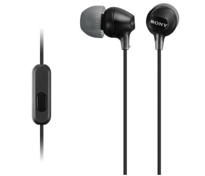 Czarne słuchawki Sony z czarnym kablem i kontrolą. Słuchawki są na białym tle.