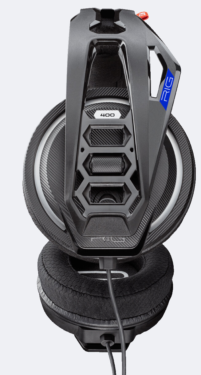 Czarne i szare słuchawki dla graczy z niebieskim napisem "RIG". Zestaw słuchawkowy ma podłączony kabel. Widoczny jest numer "400".