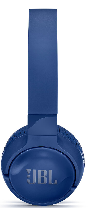 Niebieskie słuchawki JBL. Na białym tle. Widoczne logo marki.