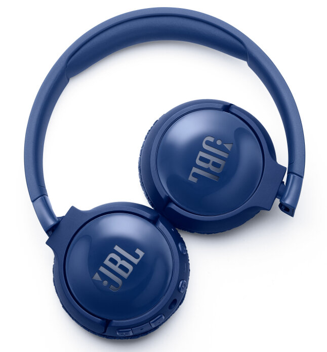 Niebieskie słuchawki JBL, widok z góry, z logo JBL widocznym na obu nausznikach.