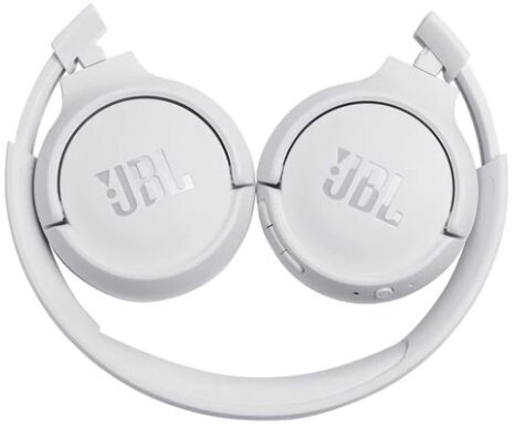 Białe, złożone słuchawki JBL z widocznym logo JBL.