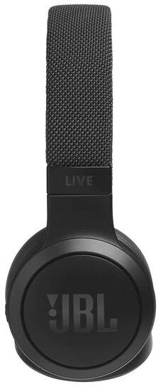 Czarne słuchawki JBL. Opaska na głowę jest z czarnej tkaniny. Logo JBL znajduje się na słuchawkach.