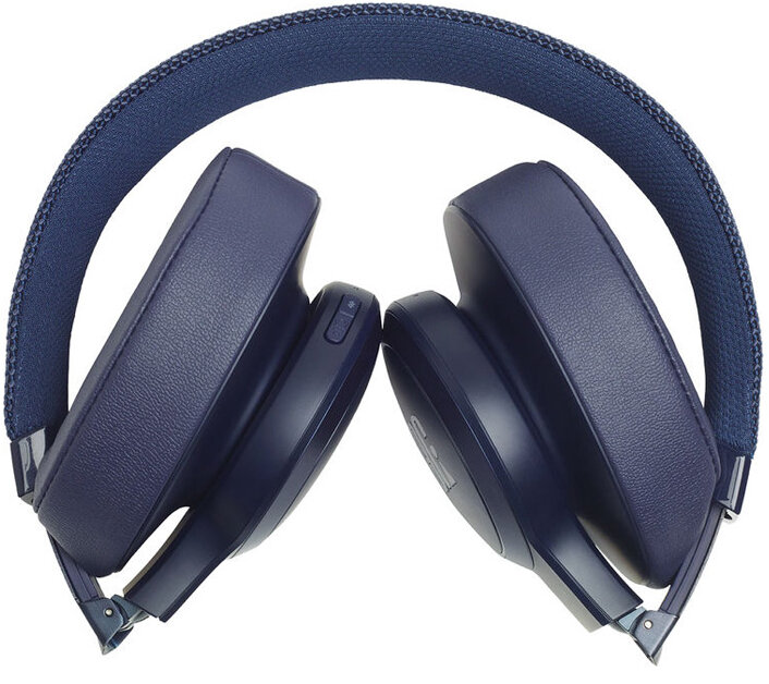 Niebieskie słuchawki z niebieskim pałąkiem. Tło jest białe.