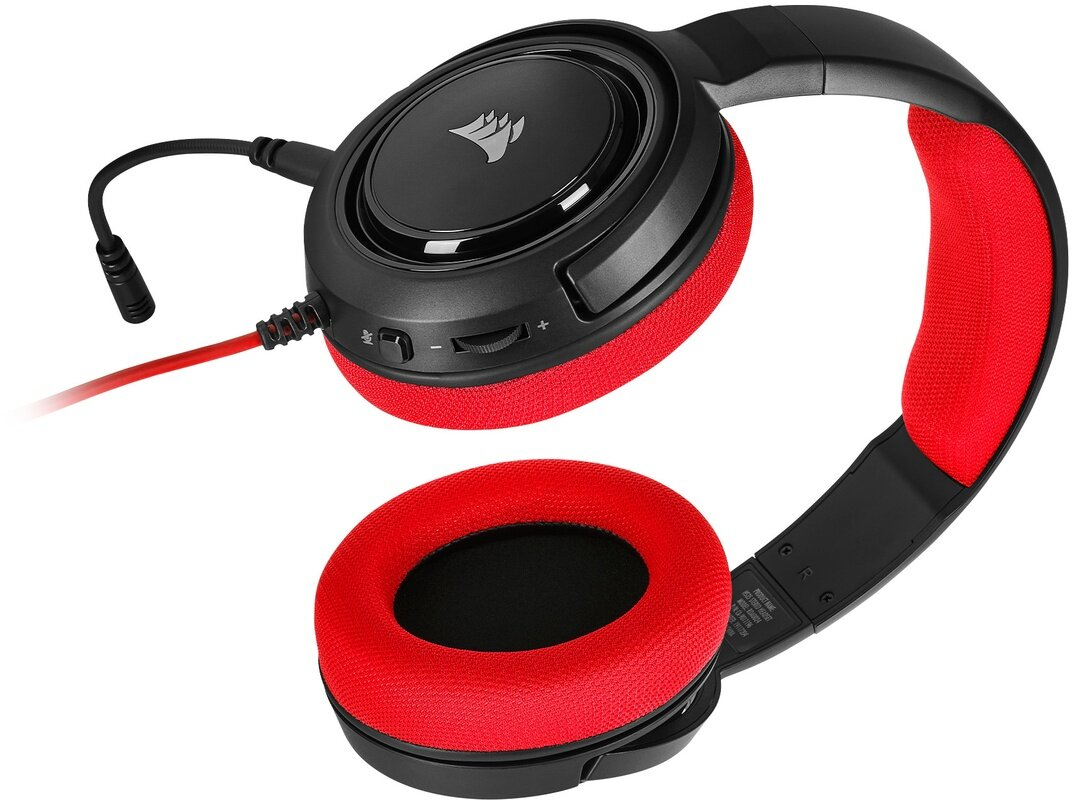 Czarno-czerwony zestaw słuchawkowy do gier. Nausznik i pałąk mają czerwoną wyściółkę. Mikrofon wychodzi z lewego nausznika.
