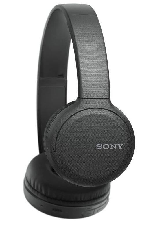 Czarne słuchawki z logo SONY. Posiadają pałąk i nauszniki na białym tle.