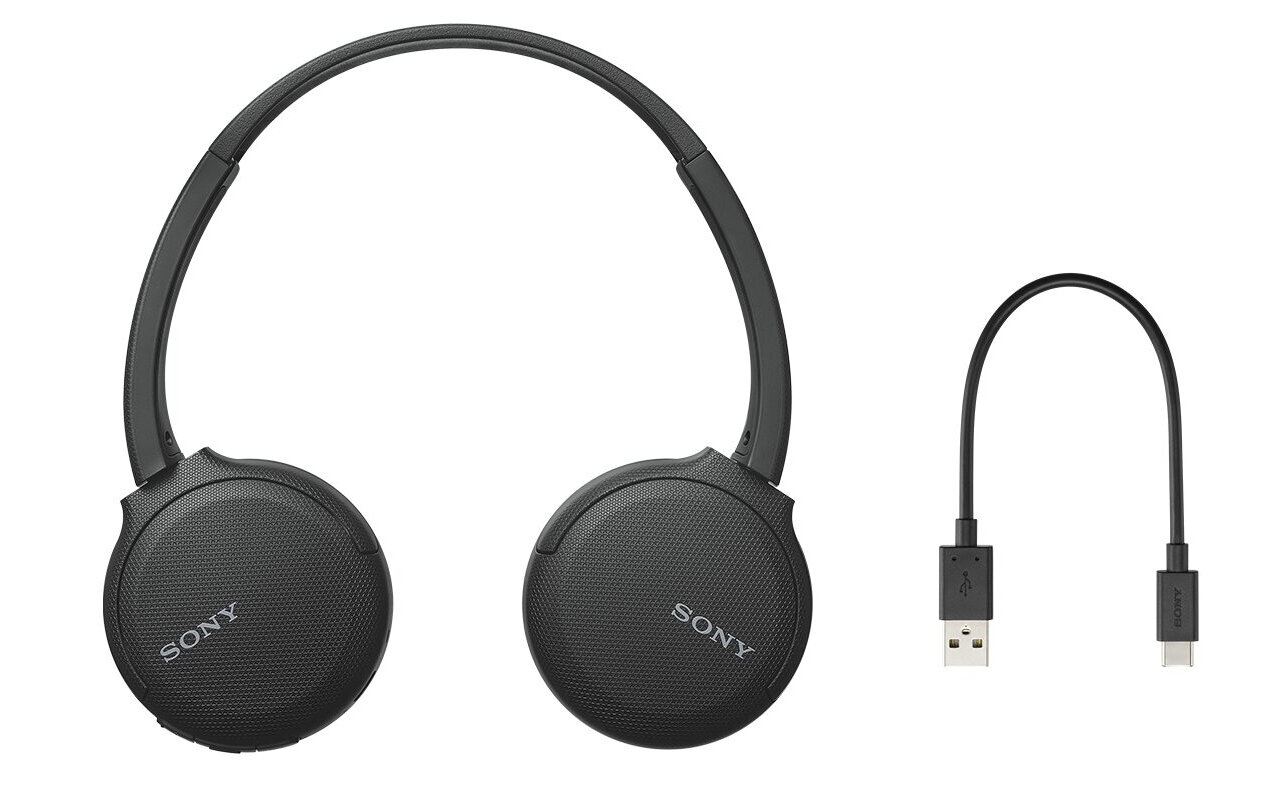 Czarne słuchawki Sony i kabel USB. Tło jest białe. Słuchawki są nauszne.