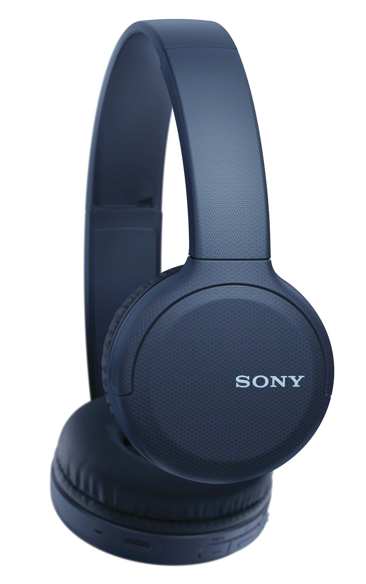 Niebieskie słuchawki Sony, konstrukcja nauszna. Logo SONY na nauszniku. Białe tło.