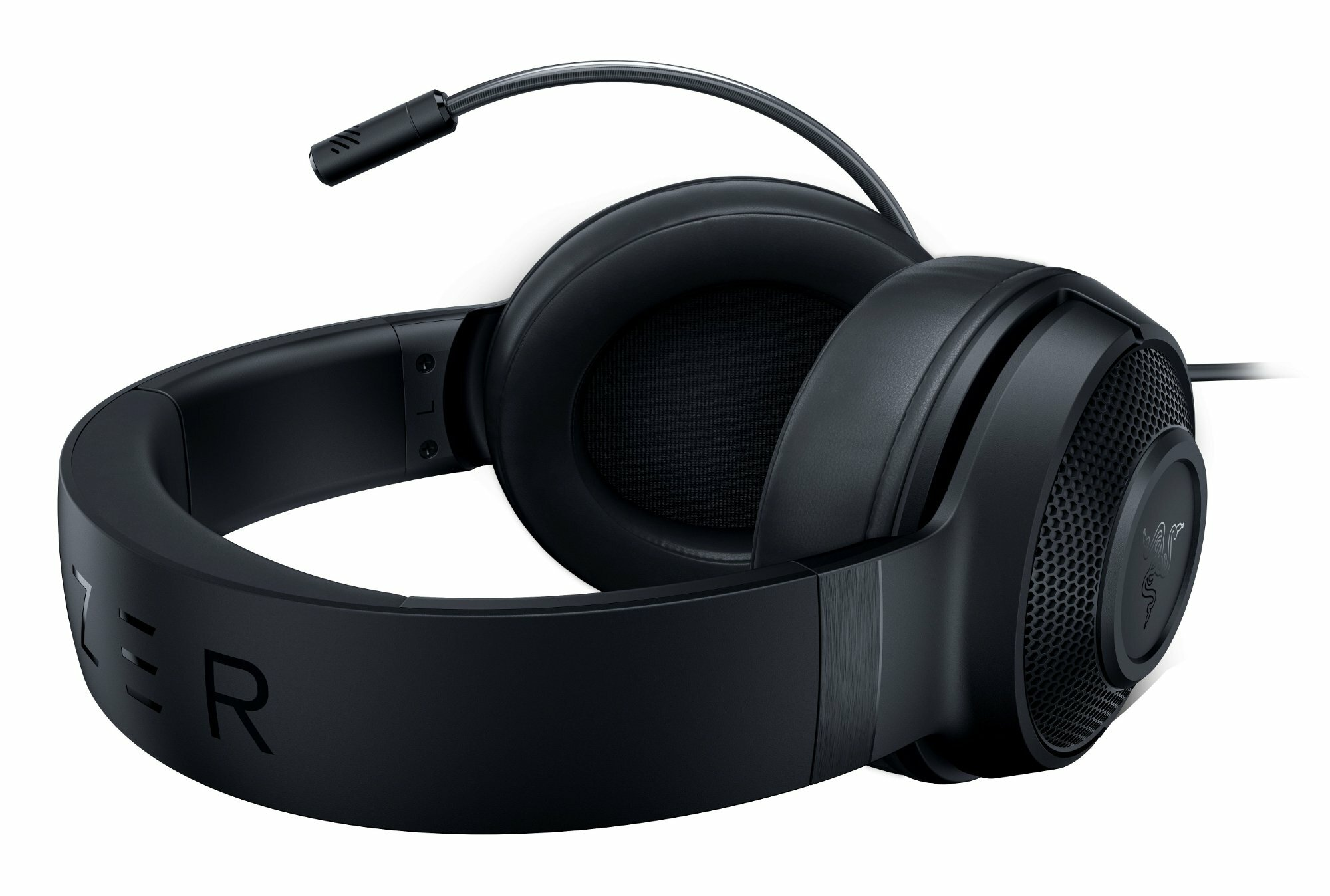 Czarne słuchawki do gier Razer z dołączonym mikrofonem. Na białym tle.