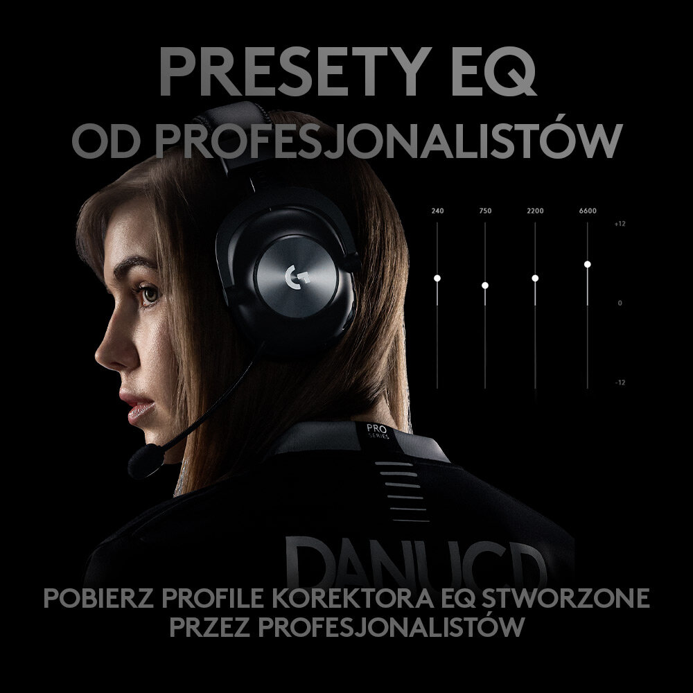 Kobieta w czarnych słuchawkach, z grafiką korektora i tekstem.