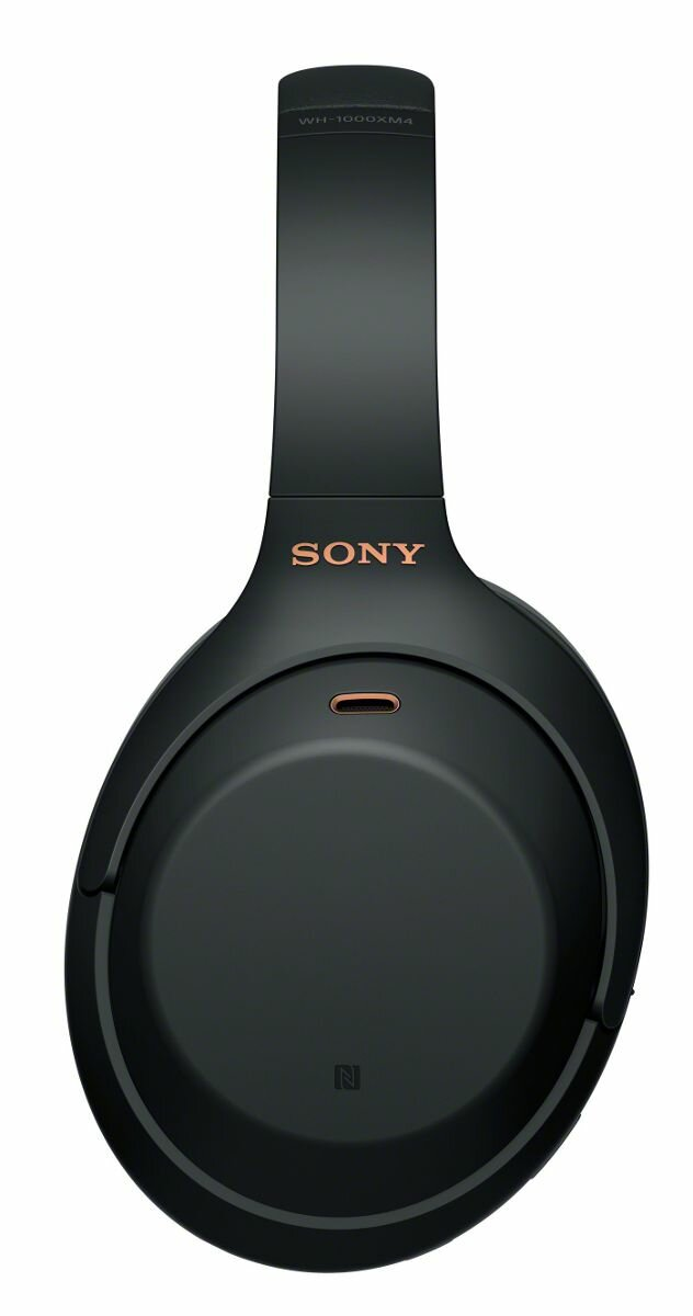 Czarne słuchawki nauszne ze złotym logo 'SONY'. Nauszniki są czarne.