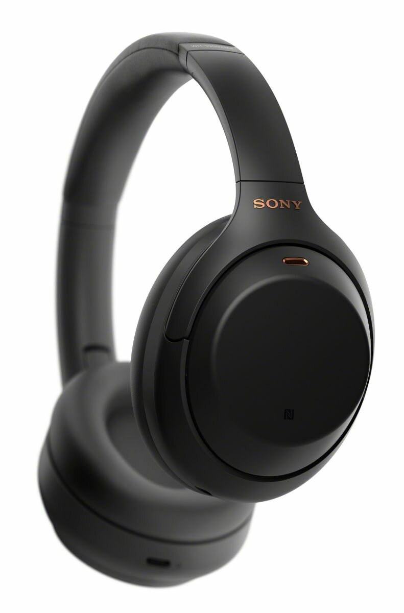 Czarne słuchawki nauszne ze złotymi akcentami i logo Sony.