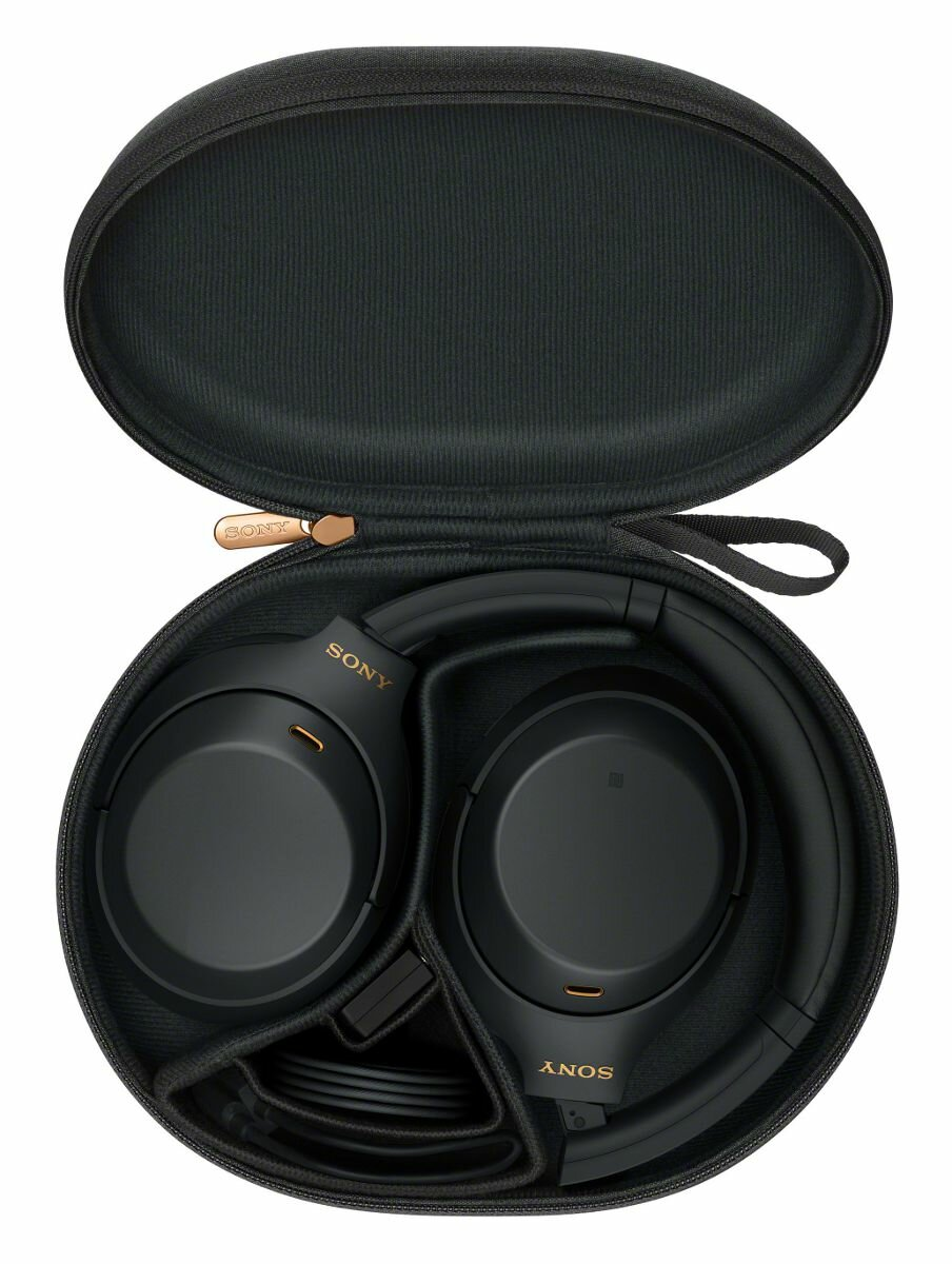 Czarne słuchawki Sony w etui. Etui jest otwarte, pokazując słuchawki i kabel w środku.