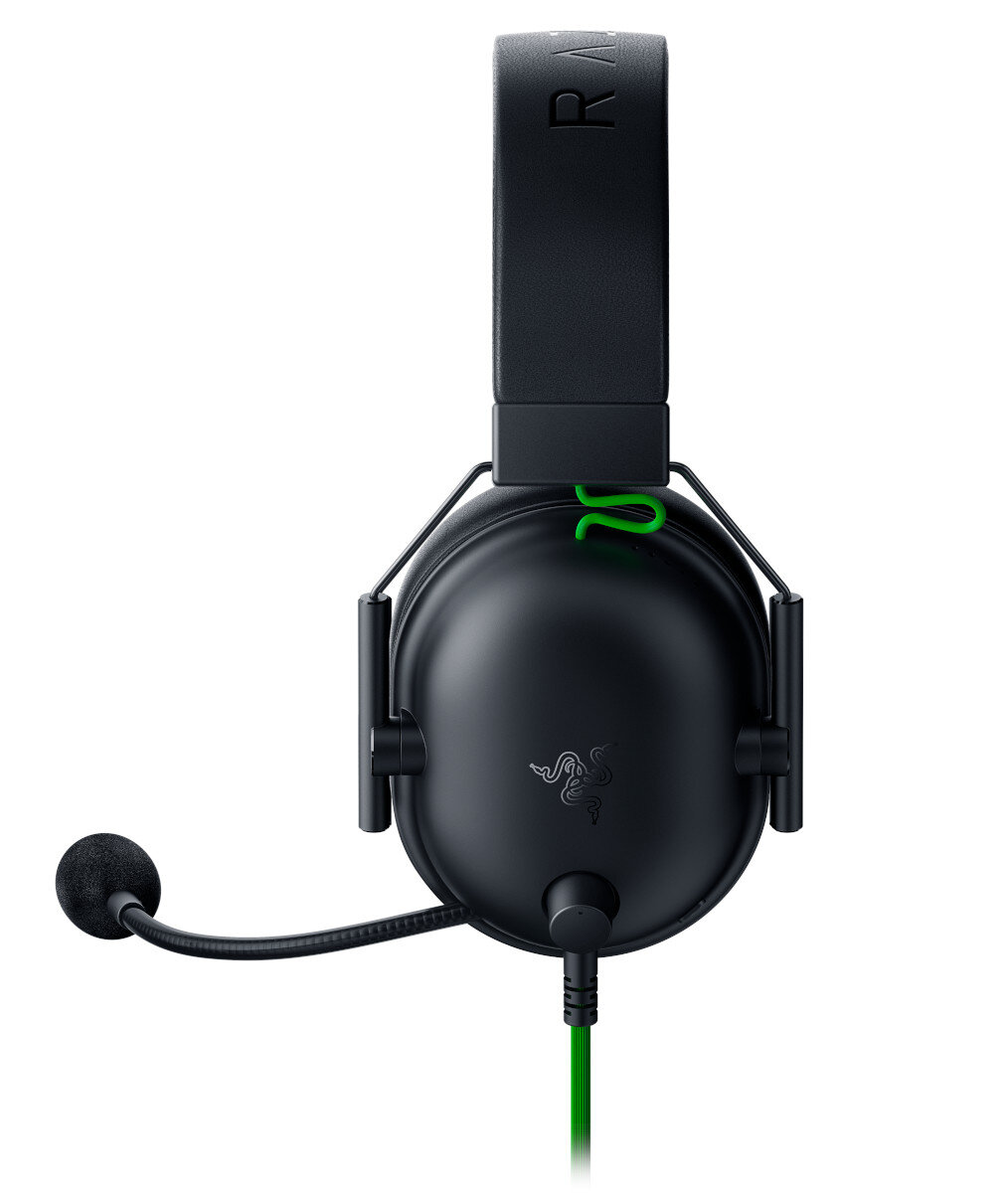 Czarne słuchawki Razer do gier z mikrofonem, na białym tle.