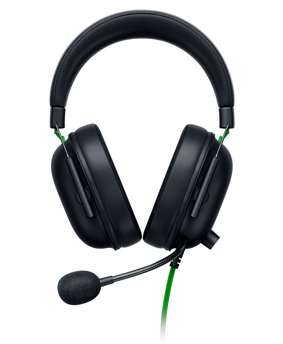 Czarny zestaw słuchawkowy dla graczy z mikrofonem. Zestaw słuchawkowy jest na białym tle. Mikrofon jest zielony.
