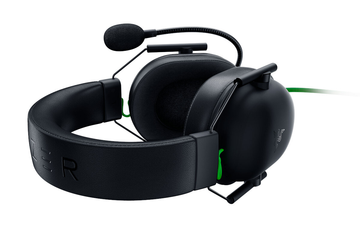 Czarny zestaw słuchawkowy Razer z mikrofonem. Zestaw słuchawkowy na białym tle, widoczne logo Razer.