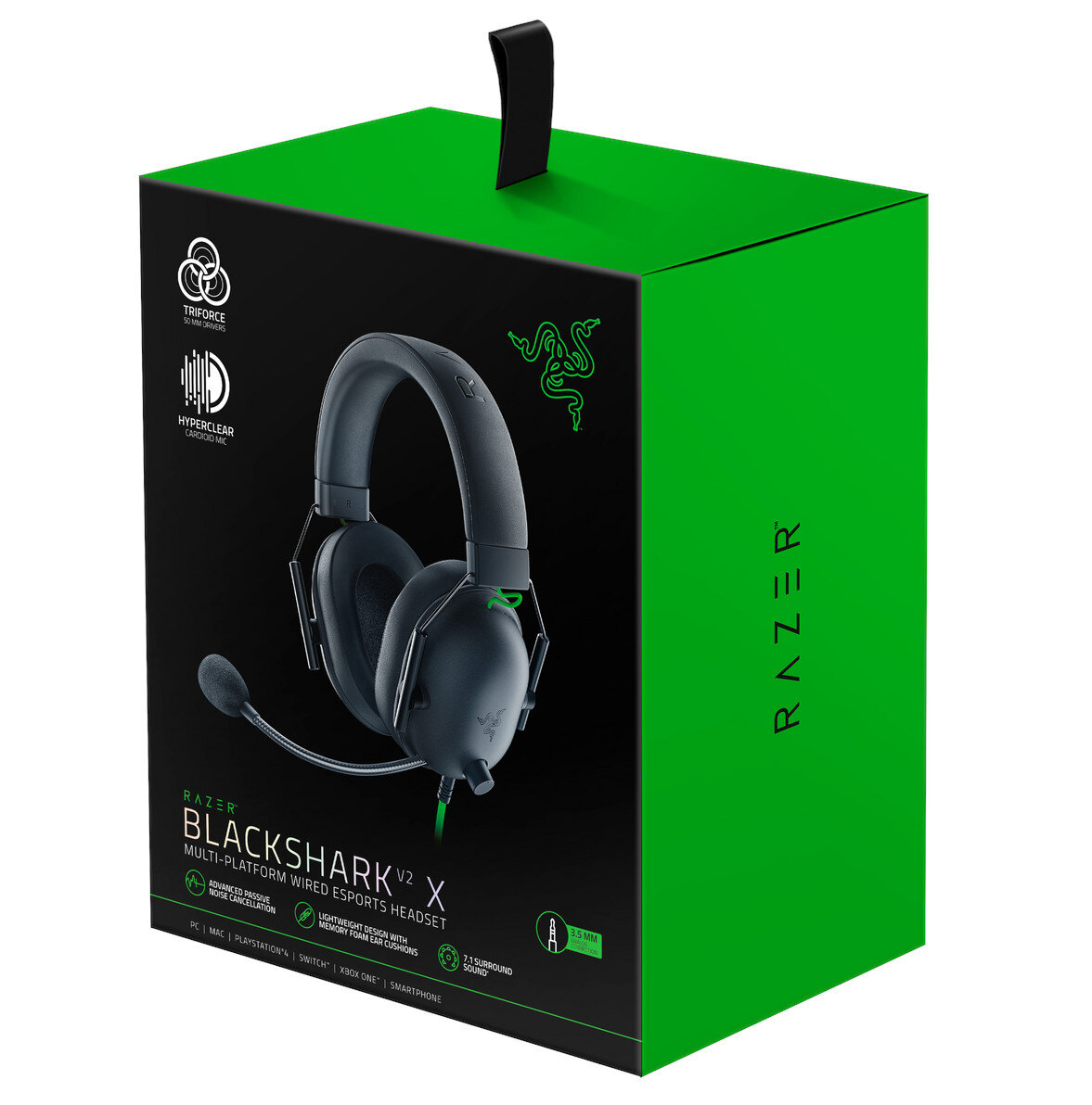 Wnętrze lodówki z półkami, produktami spożywczymi i słoikiem.