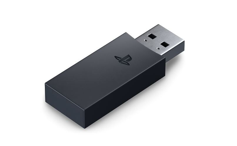 Czarny adapter USB PlayStation. Mały prostokątny kształt z logo PlayStation.