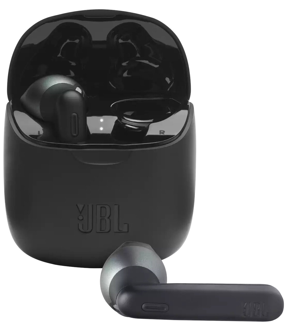 Czarne słuchawki JBL w etui ładującym, jedna słuchawka na zewnątrz. Białe tło.