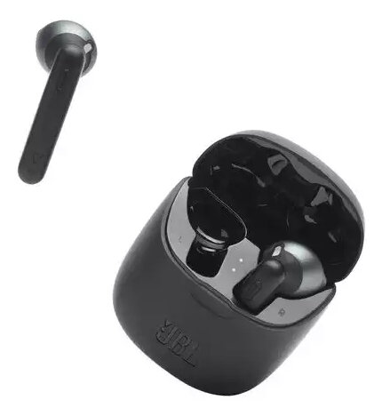 Czarne słuchawki w etui ładującym. Widoczna jest również pojedyncza słuchawka. Białe tło.