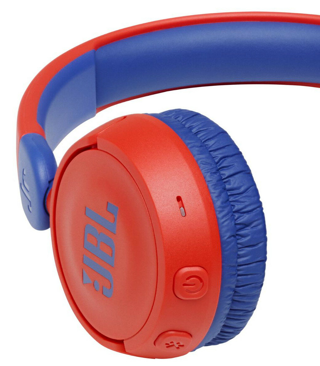 Czerwono-niebieskie słuchawki JBL. Widoczna jest prawa słuchawka z logo JBL i przyciskami sterowania.