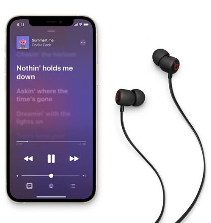 Czarne słuchawki z telefonem pokazującym muzykę, z tekstami piosenek.