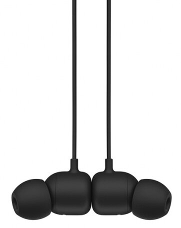 Zbliżenie czarnego gniazda audio i czarnego kabla na białym tle.