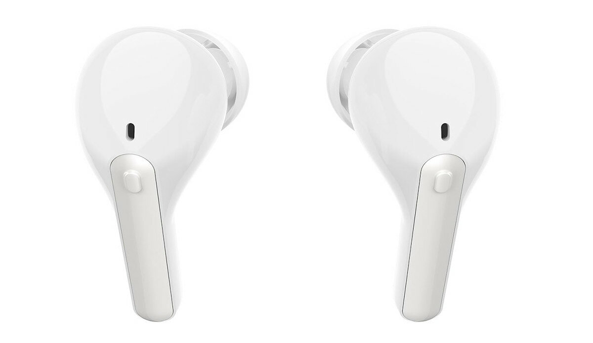 Dwa białe bezprzewodowe słuchawki, zbliżenie, pokazujące kształt i przyciski.