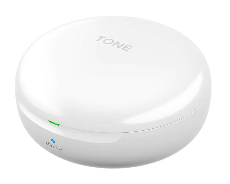 Białe, okrągłe etui ładujące ze słowem 'TONE' na górze i małą zieloną lampką z przodu.
