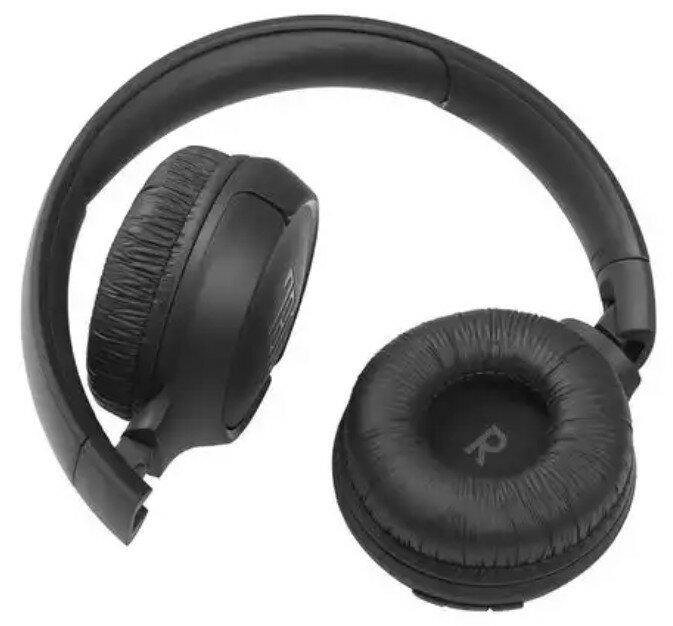 Czarne, złożone słuchawki. Lewy nausznik skierowany jest do przodu. Prawy nausznik jest widoczny, z literą 'R'.