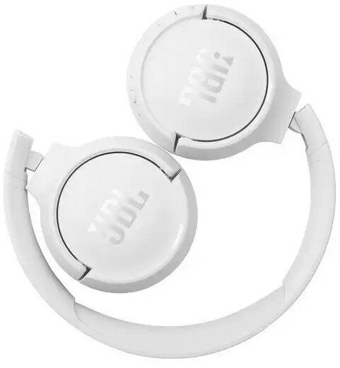 Złożone białe słuchawki JBL, widok z góry, na białym tle.