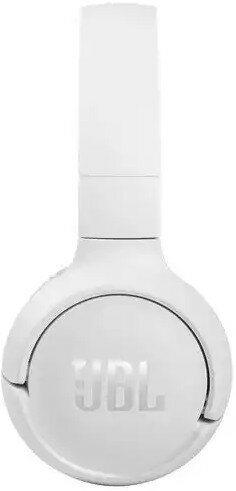Białe słuchawki JBL. Na nauszniku znajduje się logo JBL. Pałąk jest biały.