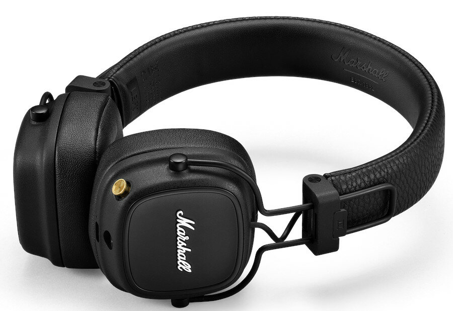 Czarne słuchawki Marshall z czarnymi nausznicami i złotym przyciskiem, czarny pałąk.