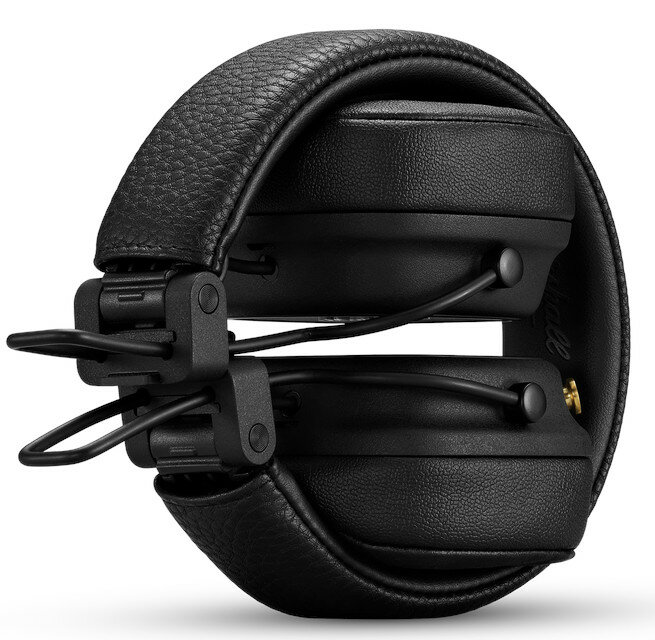 Złożone czarne słuchawki Marshall. Zbliżenie na skórzane nauszniki i zawiasy.