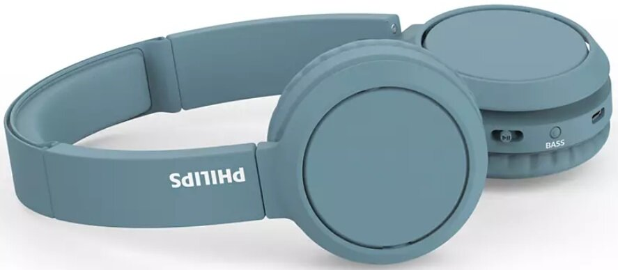 Niebieskie słuchawki Philips. Są nauszne i złożone. Logo Philips znajduje się z boku.