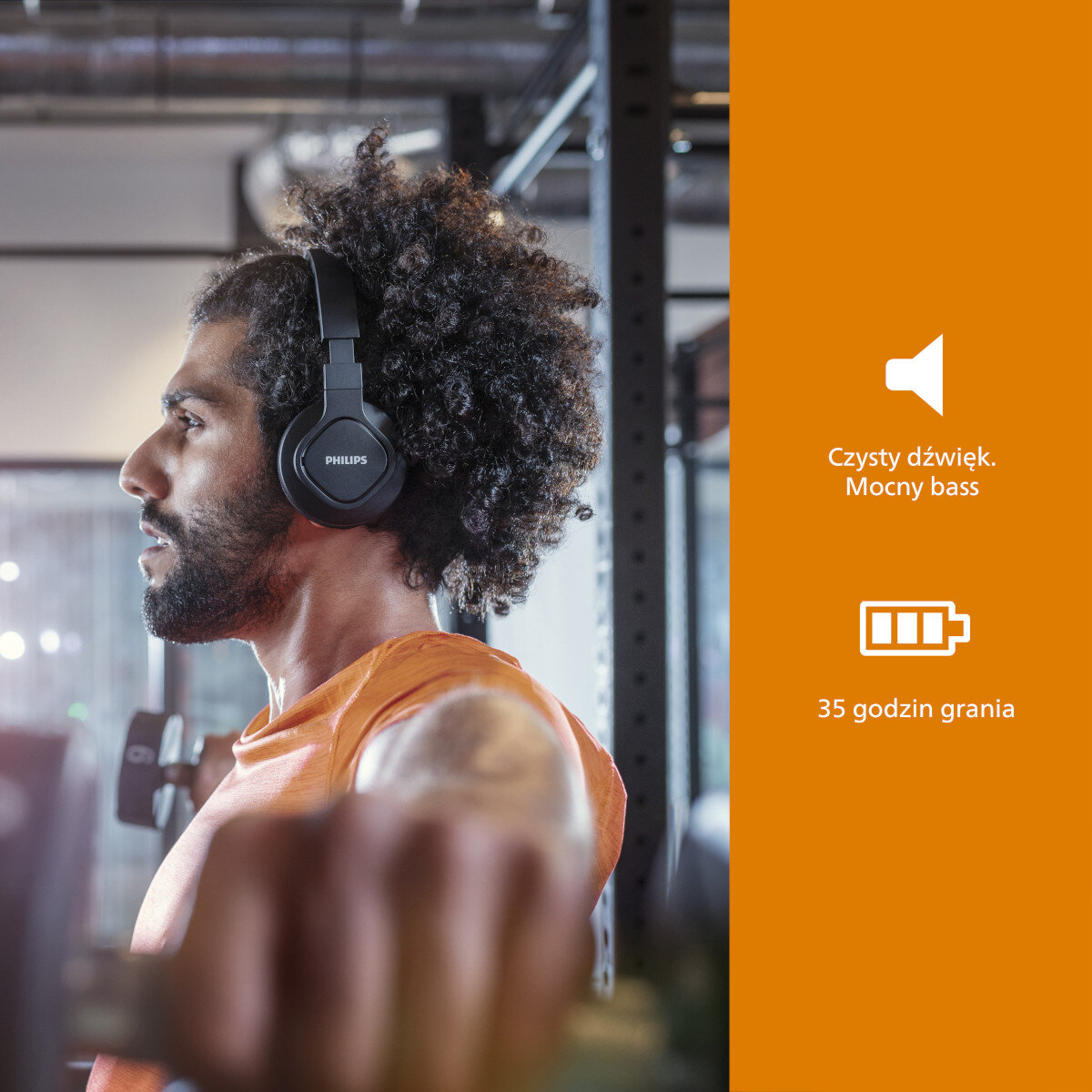 Mężczyzna na siłowni w słuchawkach. Ma brodę i kręcone włosy. Tekst: czysty dźwięk, mocny bas, 35 godzin grania.