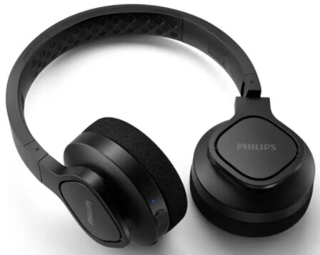 Czarne słuchawki Philips, lekko pochylone. Marka jest wydrukowana na słuchawkach.