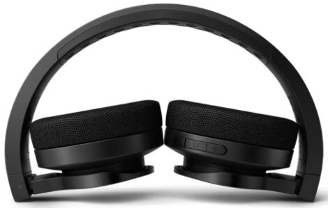 Czarne słuchawki złożone. Widoczne nauszniki, z przyciskami po jednej stronie.