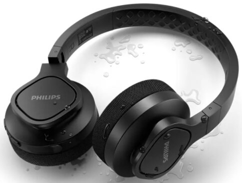 Czarne słuchawki z kroplami wody, widok z góry.