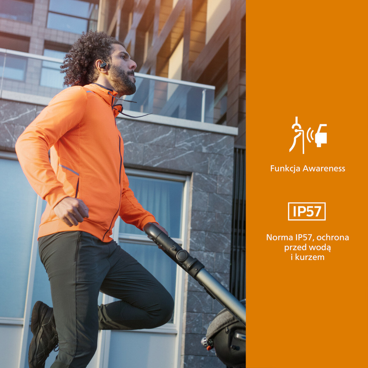 Mężczyzna biegnący z wózkiem, wkładając słuchawki. Pomarańczowy tekst po prawej stronie opisuje funkcje.